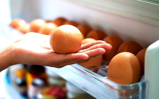 Как правильно хранить продукты в холодильнике - Яйца