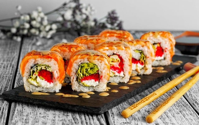 Суши в Resto Pesto: изобилие вкусов и своевременная доставка - фото1