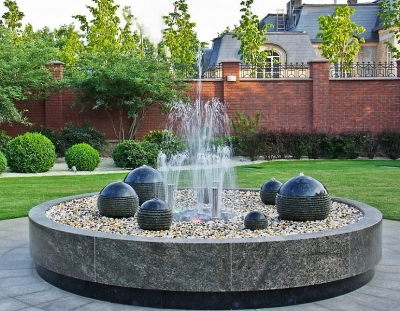 Нужен ли фонтан в саду или на даче: плюсы и минусы, особенности установки и ухода - фото2