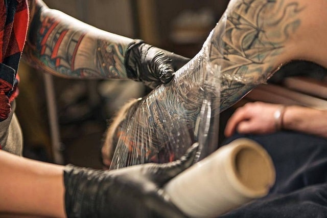 Как правильно ухаживать за татуировкой в первые дни: полезные советы - фото1