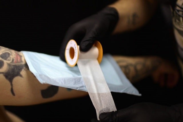 Как правильно ухаживать за татуировкой в первые дни: полезные советы - фото2