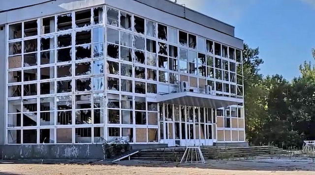 Россияне ударила бомбой по Дворцу молодежи в Херсоне