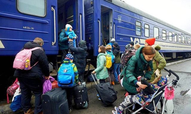 Тысячи людей воспользовались эвакуационным поездом и выехали в безопасные места
