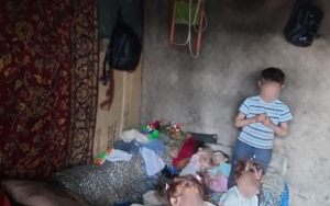 Семеро детей жили с родителями на свалке