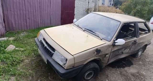 Вражеский дрон атаковал старенький автомобиль - пострадали трое жителей