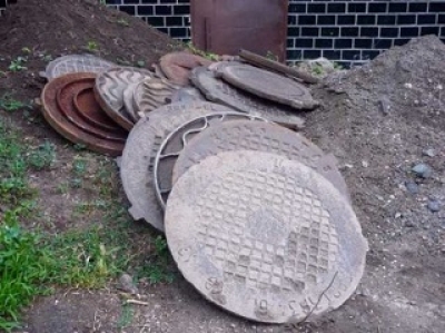 Когда в Херсоне перестанут воровать чугунные крышки?..