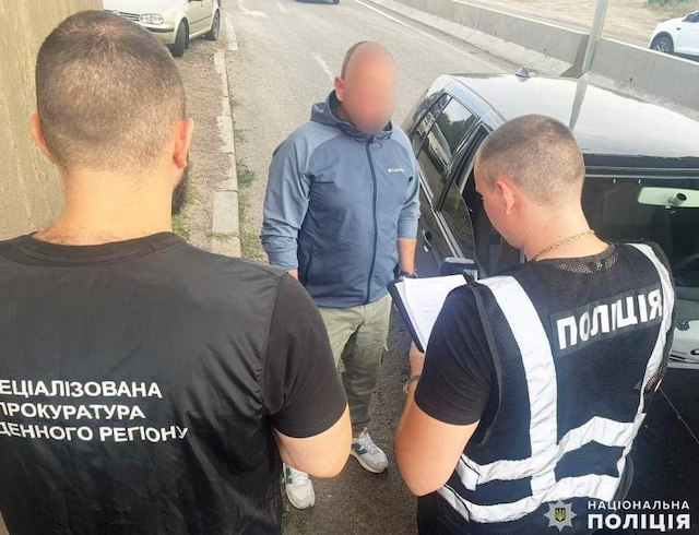 По подозрению во взятке задержан начальник одного из херсонских ТЦК и его подельник