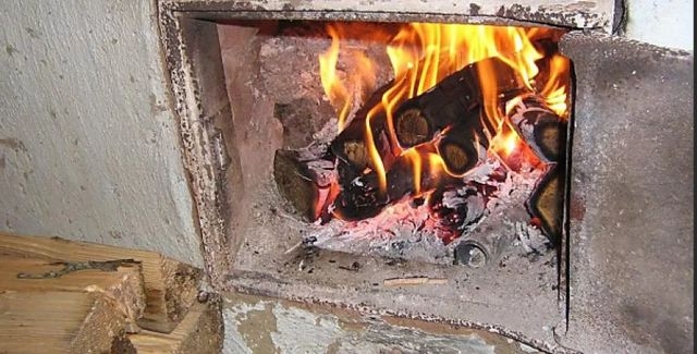 Вместе с дровами в печи житель Генического района поджог и себя