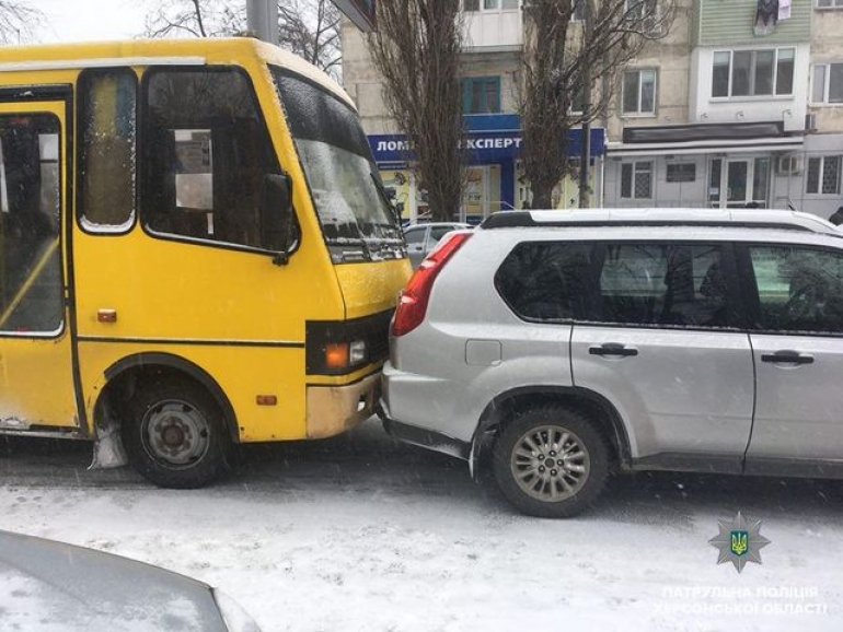Зима все-таки наступила – появились первые пострадавшие на скользких дорогах