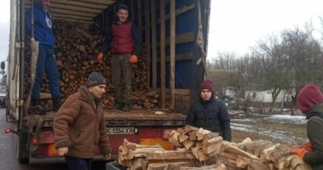 Жители Ровенщины передали дрова для селян Херсонской области