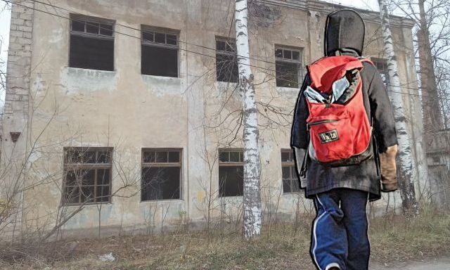 Пьяная мать забыла забрать своих детей из школы
