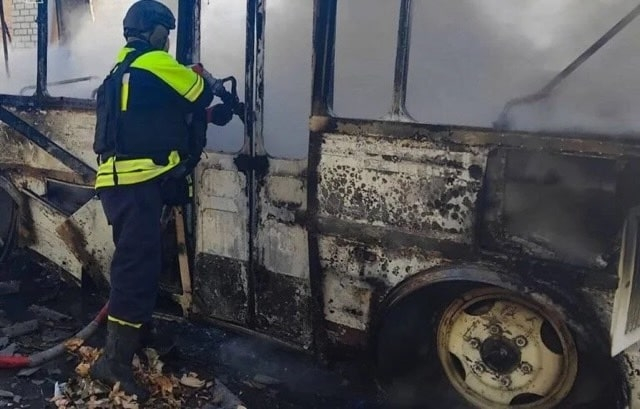 В Белозерке во время вражеского обстрела загорелся автобус, в с. Львово дрон убил двоих граждан