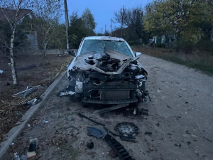 Российский беспилотник сбросил боеприпас на полицейский автомобиль