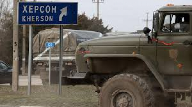 Российские военные попытались уговорить херсонцев «уехать из города»