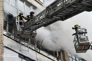 Пожарные спасли из горевшей квартиры шестерых людей, в том числе, троих детей