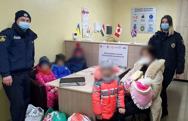 Житель Херсона выгнал из дома женщину и пятерых ее детей