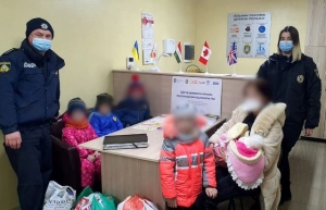 Житель Херсона выгнал из дома женщину и пятерых ее детей