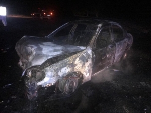 Во время дорожной аварии полностью сгорел легковой автомобиль