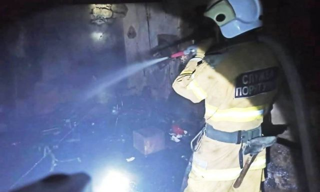 Два мотоцикла и гараж сгорели ночью в Осокоровке