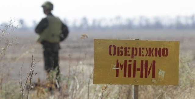 Трое жителей области подорвались на российских минах