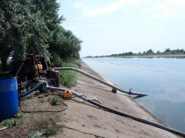 Землевладельцы продолжают воровать воду из каналов 
