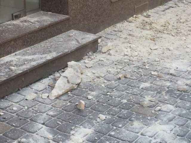На Театральной улице обвалился фасад дома – прямо на людей