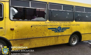 Вражеские дроны в Херсоне атаковали автобус и ранили мужчину