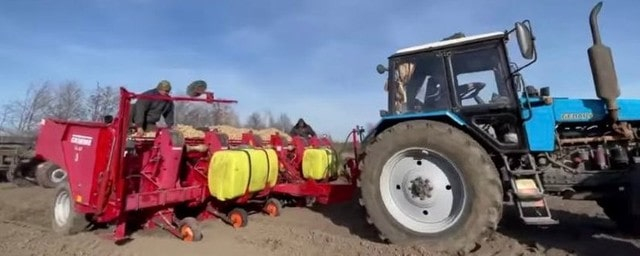 Фермеры Чулаковской громады сажают картошку и обрабатывают озимые