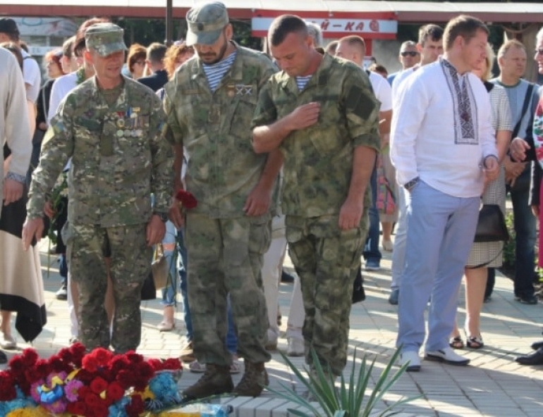 В память о погибших бойцах «Херсона» в областном центре обустроили сквер