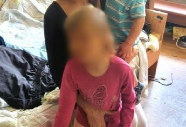 Полицейские спасли девочку, которая могла выпасть из окна