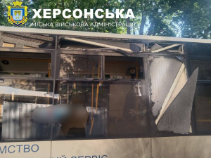 Вражеский дрон атаковал в Херсоне маршрутное такси и жилые дома
