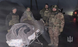 Бойцы ВСУ эвакуировали пожилую женщину из опасной зоны