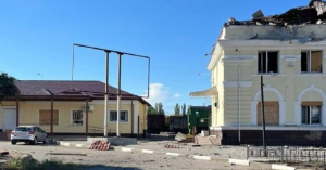 Российские оккупанты обстреляли железнодорожный вокзал в Херсоне