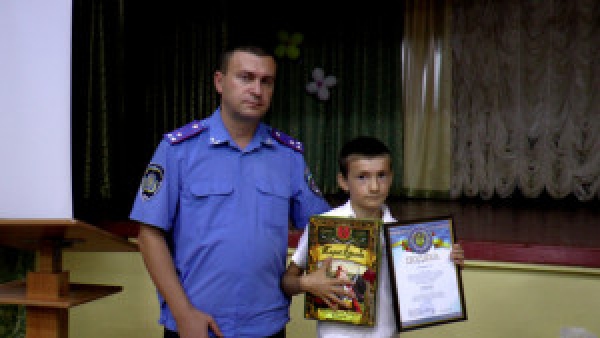 Отважного школьника милиционеры наградили грамотой и премией