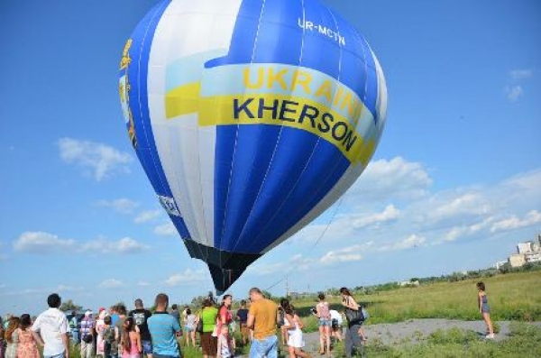 В небо над Херсоном подняли аэростат 