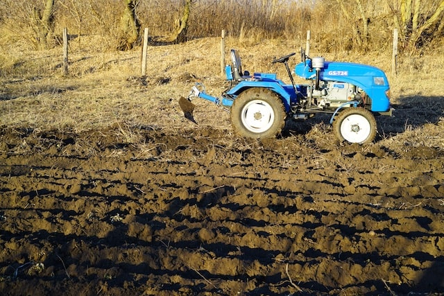 Во время полевых работ на фермера наехал трактор