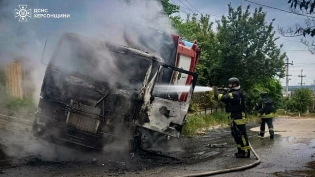 Вражеский дрон атаковал транспорт коммунального предприятия – пострадали трое работников