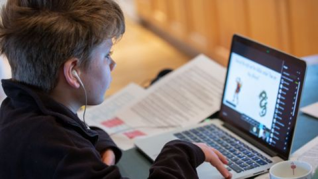 Детям Херсонской громады передали ноутбуки и планшеты