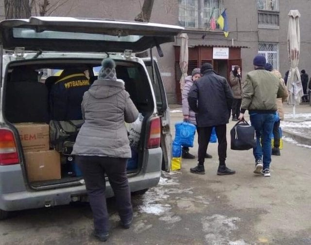 Волонтеры эвакуировали жителей из двух сел, которые обстреливают войска РФ