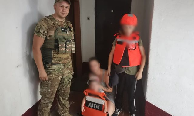 Из микрорайона Корабел полицейские эвакуировали маму с двумя детьми