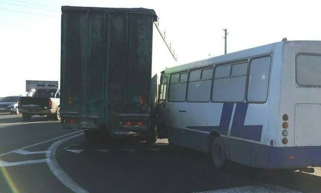 В селе Молодежном столкнулись грузовой автомобиль и автобус
