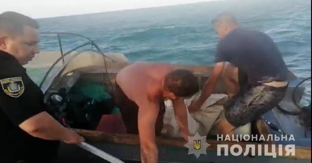 Правоохранители задержали браконьеров с креветками