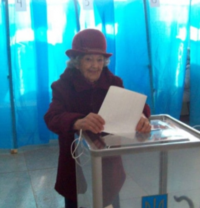 100-летняя долгожительница Херсона показа пример активности на выборах
