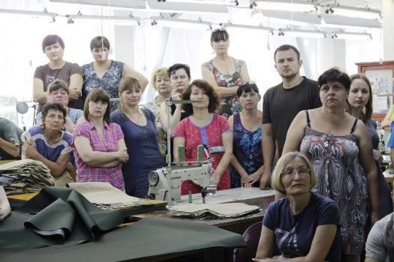 Коллектив швейной фабрики в Херсоне добился отстранения от работы директора предприятия