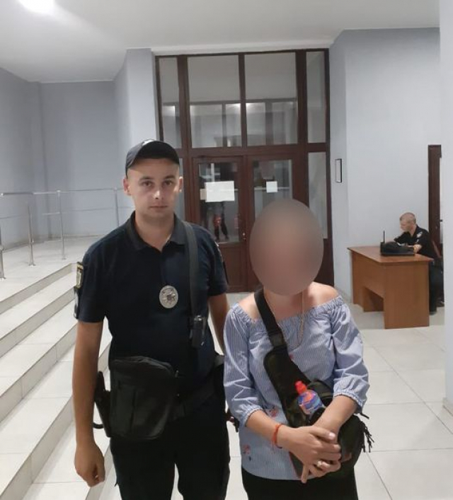 16-летняя девушка в поезде поссорилась с отцом и вышла на станции в Херсоне
