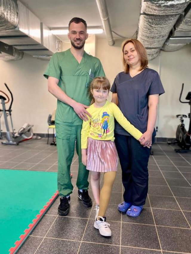 6-летняя херсонка, пострадавшая во время обстрела, осваивает косметический протез