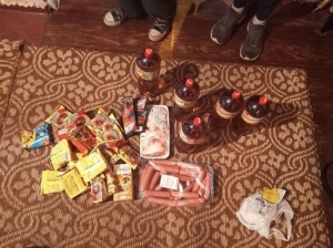 В Каховке подростки украли продукты в торговом ларьке