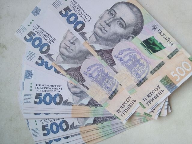 Житель Херсона продал ноутбук за пачку фальшивых купюр