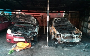В Херсоне ночью сгорели два легковых автомобиля