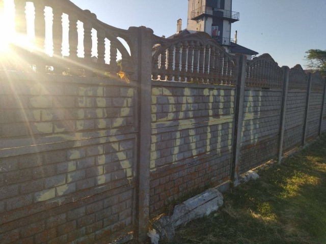 Члены движения «Желтая лента» снова украсили Геническ украинской символикой